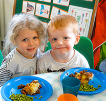photo of children eating lunch at Longscroft